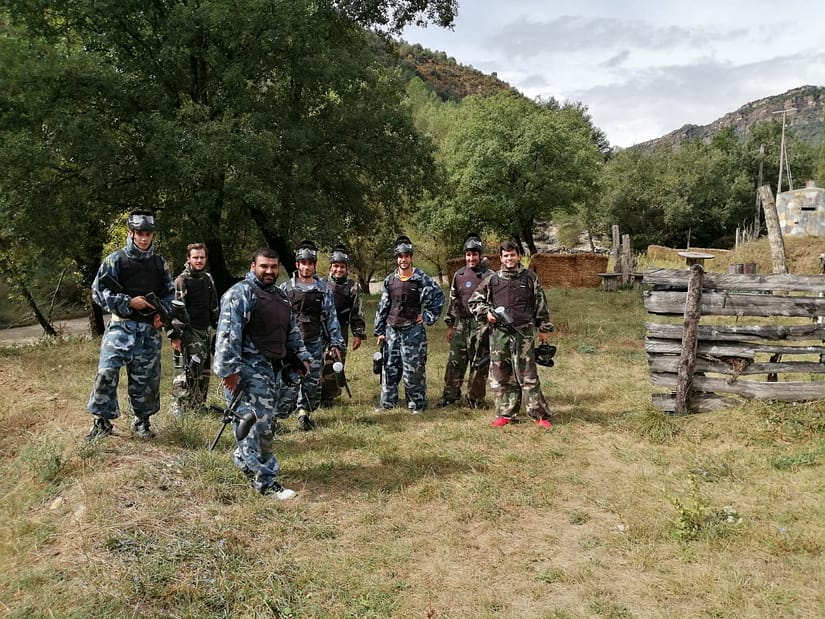 Dos equipos que se enfrentan en la batalla de paintball